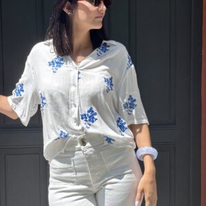 chemise_blanche_col_V_détails_brodé